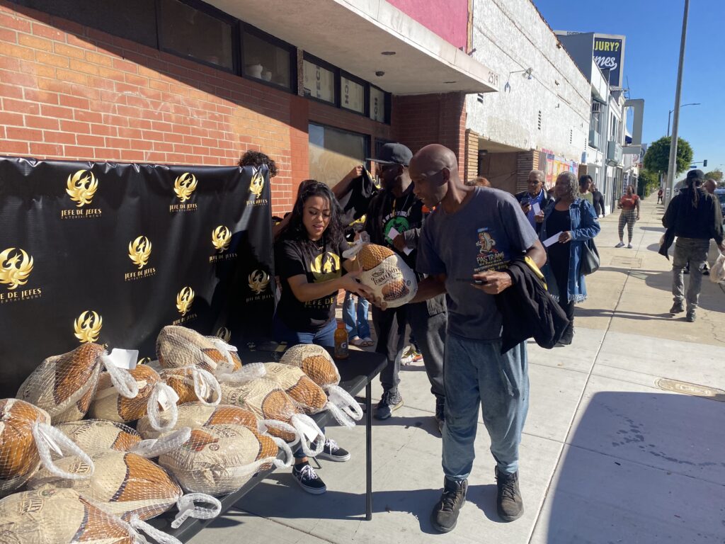 Jefe De Jefes Entertainment passed out turkeys on November 22 to scores of needy residents of the Southland.