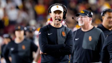 HEAD COACH LINCOLN RILEY